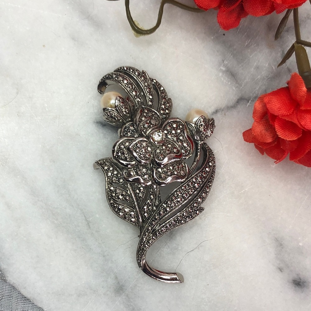 KENNETH JAY LANE for Avon vintage silver flower & faux pearls brooch pin